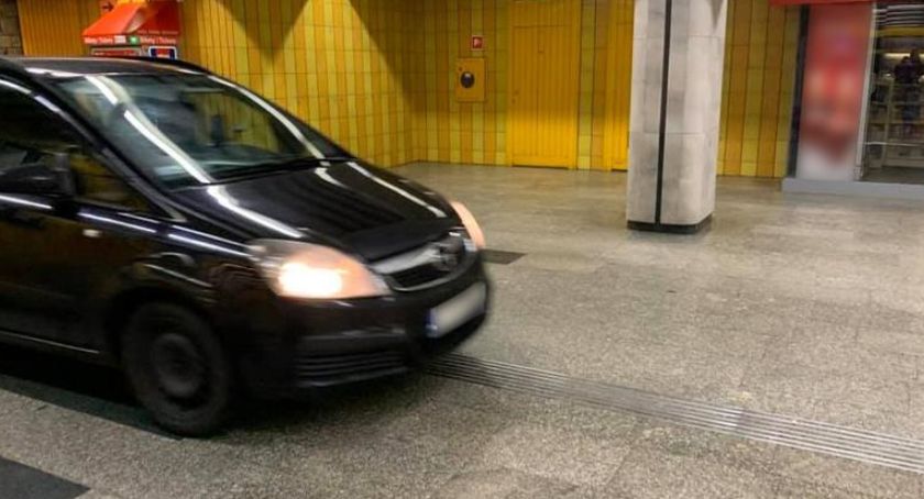 Do metra wjechało auto, teraz stoją tam zapory