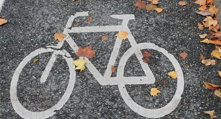 Krawężnik na końcu przejazdu rowerowego. Według ZDM nie ma żadnego problemu