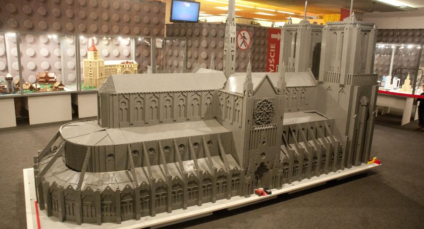 Wystawa LEGO: Katedra Notre Dame zbudowana z klocków [ZDJĘCIA]