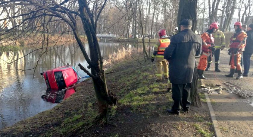 Samochód wylądował w stawie