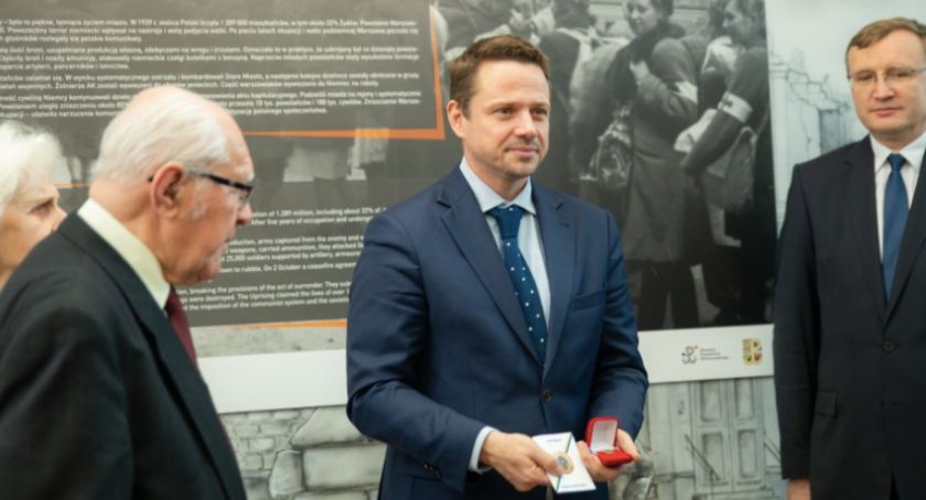 Odznaka Pułku AK Baszta dla prezydenta Warszawy