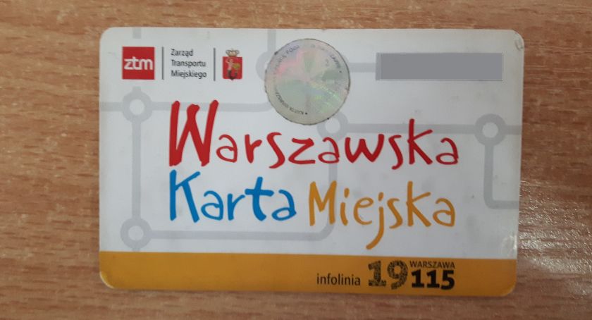 Bilet roczny w komunikacji miejskiej. Zobacz ile można by zaoszczędzić