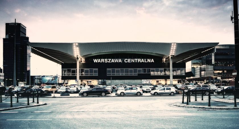Awaryjne zatrzymanie pociągu w Warszawie przez pasażera. Podejrzenie koronawirusa