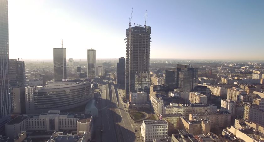 Warszawa. Miasto ciszy. Zobacz opustoszałe ulice stolicy w trakcie pandemii koronawirusa [FILM]