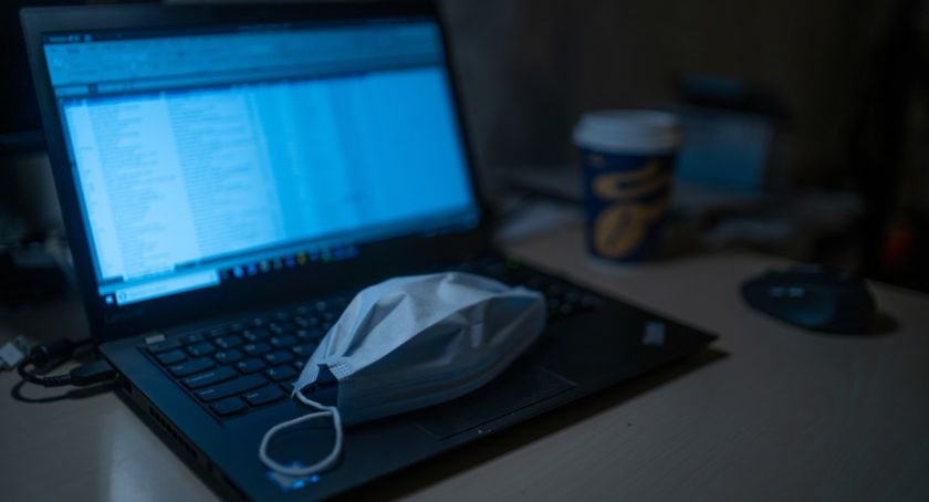 Koronawirus: szkoły i Uniwersytety działają w trybie online