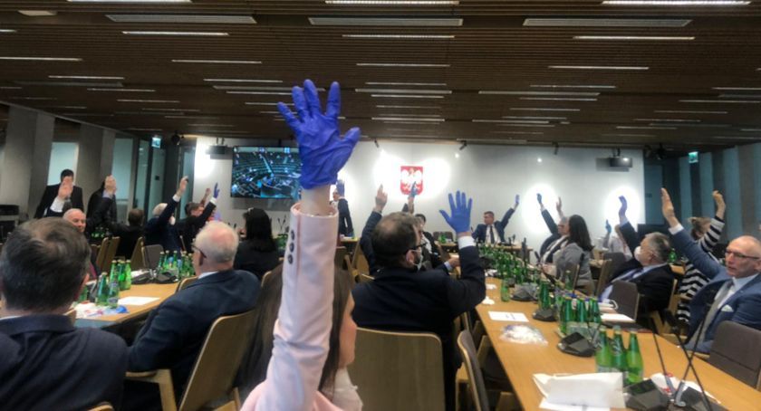PiS przegrywa pierwsze starcie w Sejmie w sprawie wyborów korespondencyjnych
