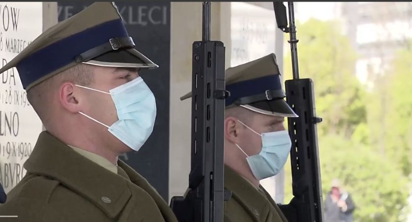Warta honorowa w maseczkach ochronnych