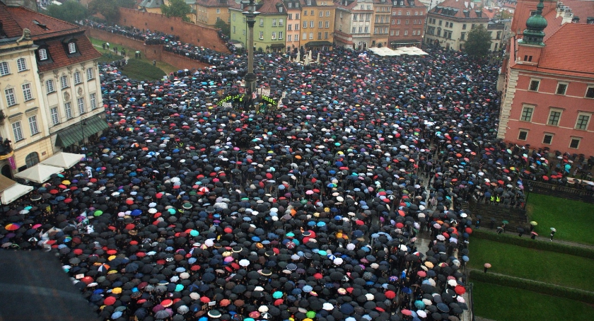 Czarny Protest: tysiące Warszawiaków wyraziło swój sprzeciw przeciwko zaostrzeniu ustawy aborcyjnej