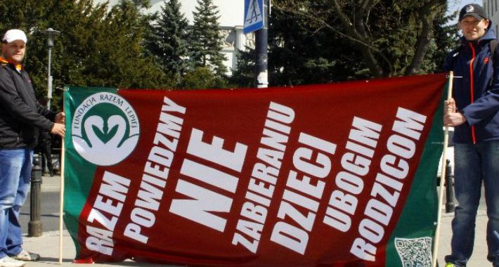 Odbieranie dzieci rodzinom – zahamujmy ten proceder