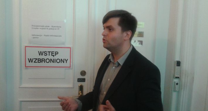 Tabliczka „wstęp wzbroniony” na drzwiach gabinetu  Hanny Gronkiewicz-Waltz