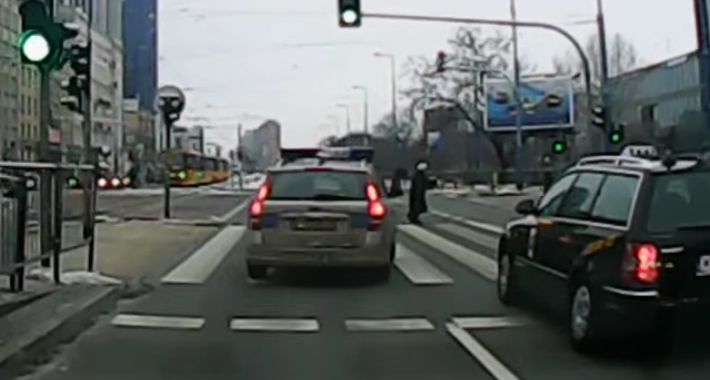 Zapadł wyrok policjantki, która prawie przejechała pieszego na pasach