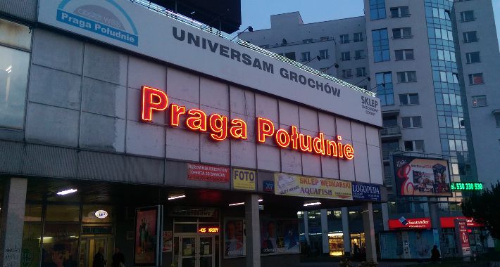 Neon z Universamu Grochów przeniosą na urząd dzielnicy?