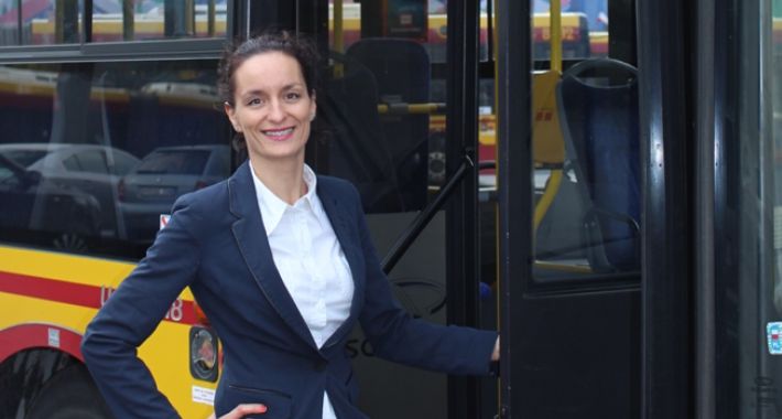 Setna kobieta za kierownicą miejskiego autobusu 