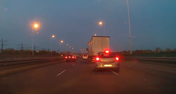 Nagranie karambolu na moście Północnym