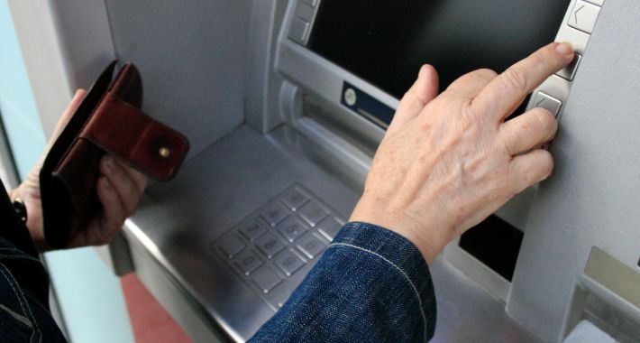 Uwaga na skimmerów! Eksperci radzą, jak bezpiecznie wypłacać z bankomatów