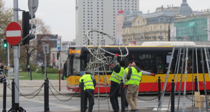 Iluminacja świąteczna wraca na ulice Warszawy