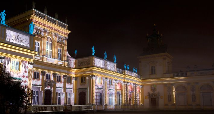 Mappingi na fasadzie wilanowskiego pałacu