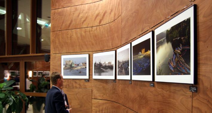 Wyjątkowy wernisaż fotografii z wodą w tle w Hotelu Narvil