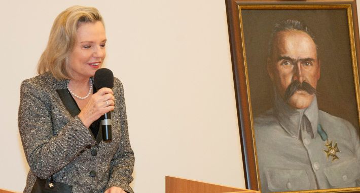 Anna Maria Anders wręczyła nagrody Laureatom Konkursu Piosenki i Recytacji Legionowej.