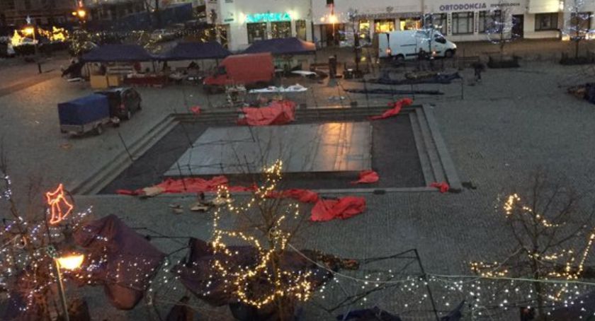 Wiatr zdmuchnął Ursynowski Jarmark Świąteczny. Dzielnica przegrała z pogodą