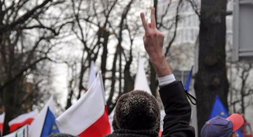 Manifestacja KOD rozwiązana po alarmie bombowym