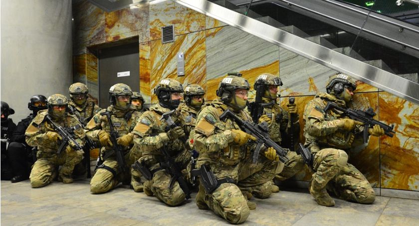 Ćwiczenia antyterrorystyczne w metrze [zdjęcia]