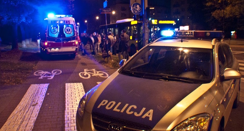 Kolizja drogowa przy skrzyżowaniu Marszałkowska-Hoża. Nie kursują tramwaje