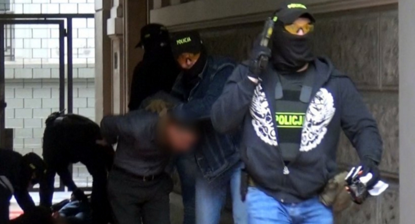 Funkcjonariusze CBŚP zatrzymali w Al. Ujazdowskich obcokrajowców poszukiwanych przez Interpol