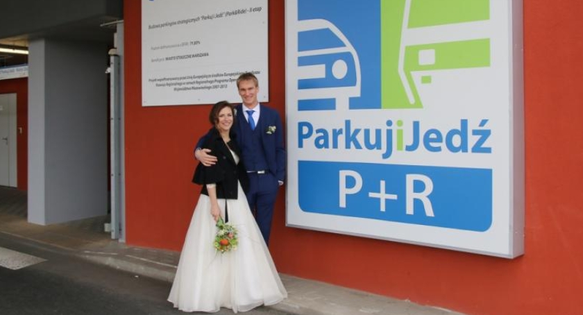 Wzięli ślub na parkingu P+R Metro Stokłosy