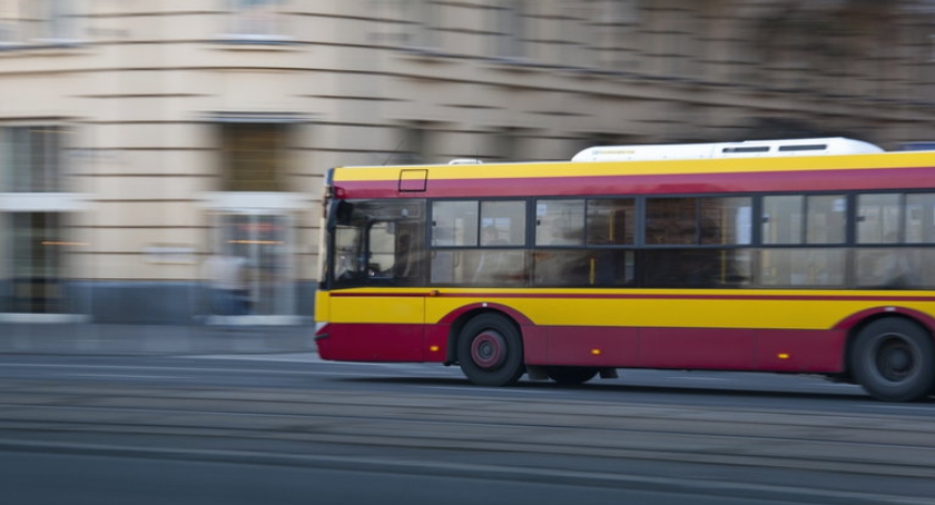 Zmiany w komunikacji miejskiej podczas długich weekendów majowych