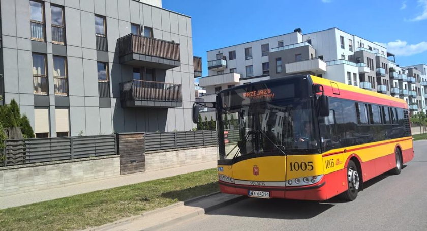 Autobusem do podstawówki przy ul. Ledóchowskiej?