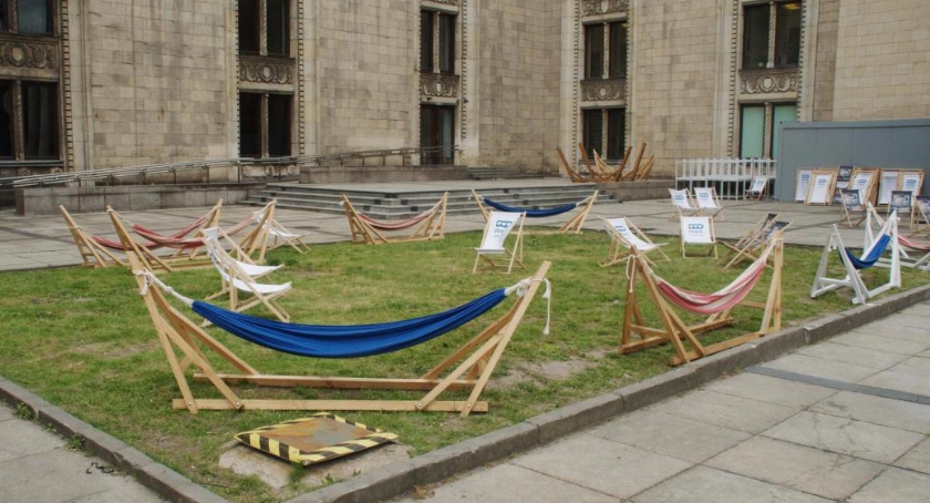 W piątek otwarcie plaży i strefy rekreacyjnej przed PKiN 