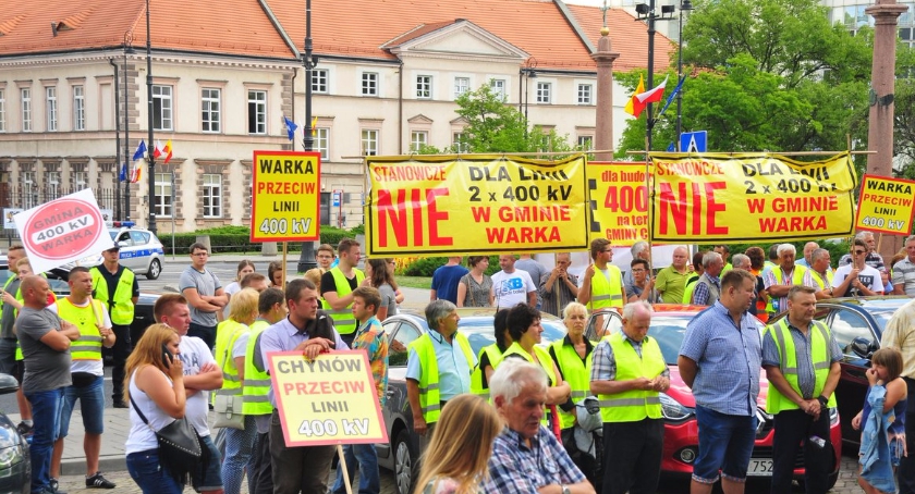 Protest mieszkańców Warki przeciwko przebiegowi linii wysokiego napięcia
