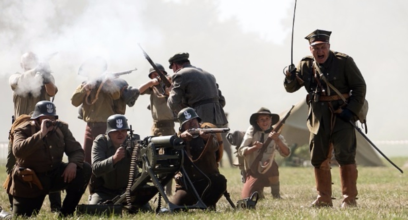Sama rekonstrukcja Bitwy Warszawskiej z 1920 to za mało. Podpalili scenografię i zaczęli się bić