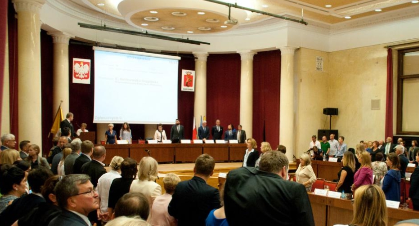 Przepychanki i okrzyki - trwa nadzwyczajna sesja Rady Warszawy ws. reprywatyzacji