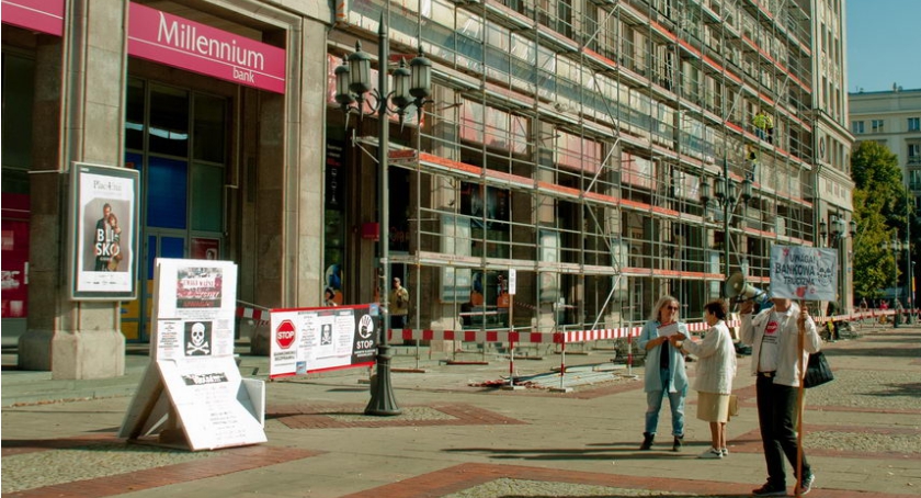 Pikieta Frankowiczów pod bankiem Millennium na pl. Konstytucji 