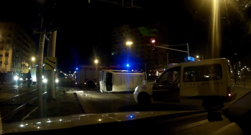 Wypadek na skrzyżowaniu Grójeckiej z Banacha [film]