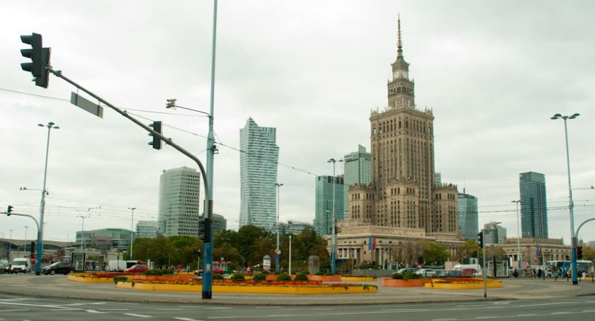 Rondo Dmowskiego bez naziemnych przejść dla pieszych 