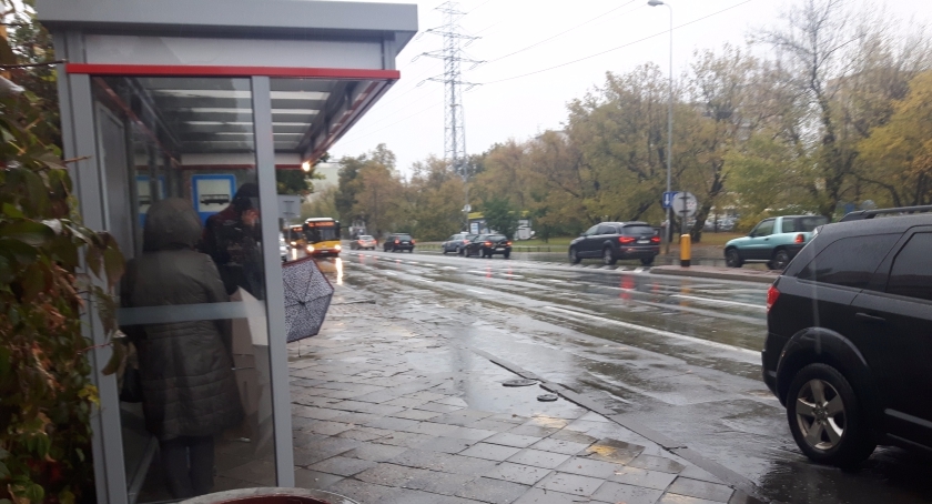Apel oblanej wodą do kierowców. Uważajcie na kałuże