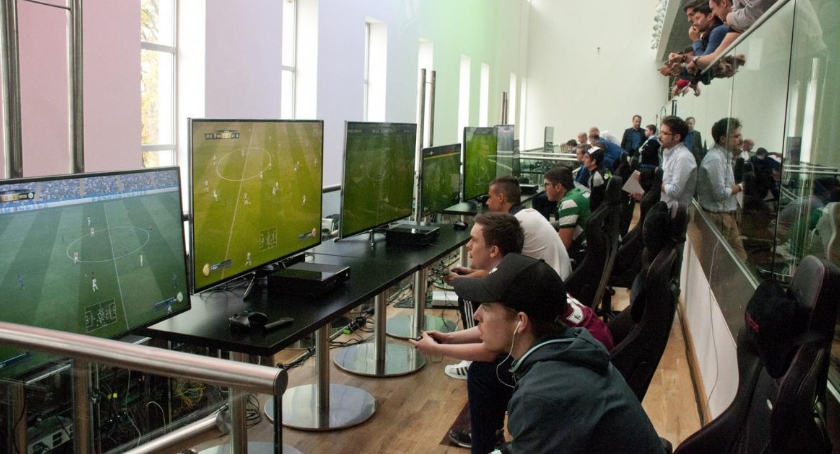 August Rosenmeier triumfuje w Legia eSports Cup