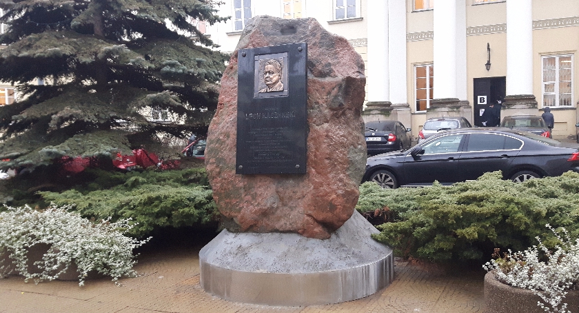 Podmieniono tablicę Lecha Kaczyńskiego przed stołecznym ratuszem. Miasto nic o tym nie wiedziało
