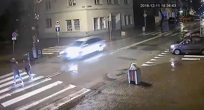 Rozpędzony samochód potrącił na pasach dwie nastolatki [wideo]