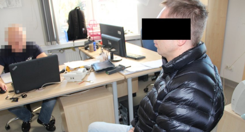Chciał umówić się na seks z 14-latką. Zatrzymała go policja