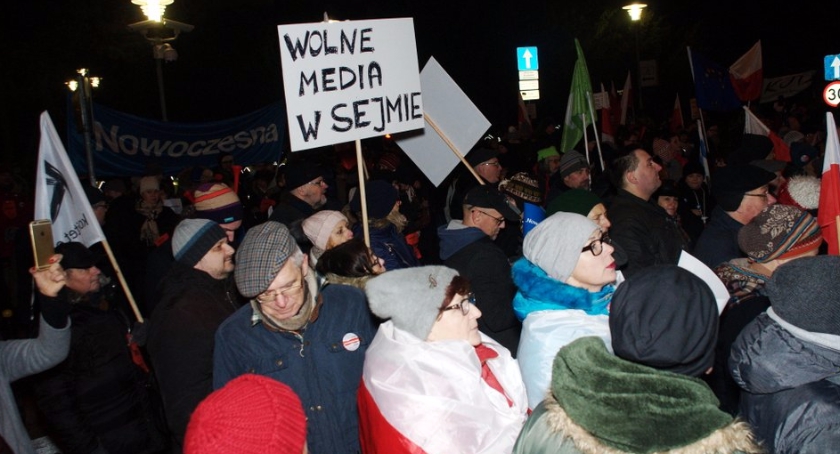 Opozycja zablokowała Sejm. Protest w obronie wolnych mediów czy o władzę?