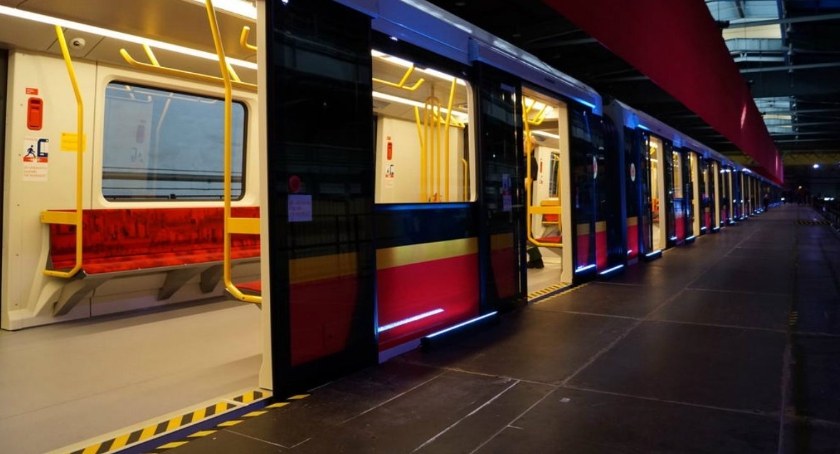 Metro Wilanowska: mężczyzna wpadł pod pociąg. Są duże utrudnienia