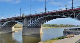 Most Poniatowskiego w rękach robotników.
