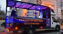 Tańczyli na ulicach, śpiewali razem z DJ-em. Praska dyskoteka balkonowa [ZDJĘCIA]