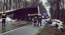 Czołowe zderzenie samochodu osobowego z ciężarówką na DW631