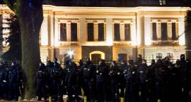 Gorąca noc podczas protestu. Policja otoczyła kordonem wszystkich