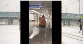 Poważna awaria przy Dw. Centralnym. Woda się nie zatrzymywała [VIDEO]